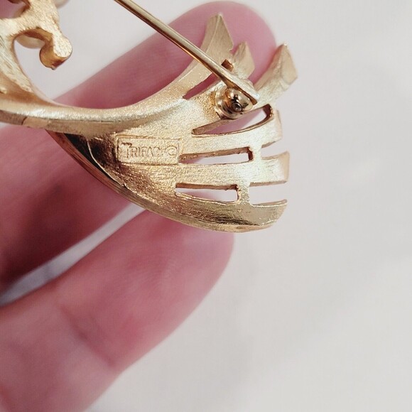 Crown Trifari Faux Pearl Rhinestone Swirl Brooch Gold Tone Cluster Bouquet MCM - Picture 4 of 16